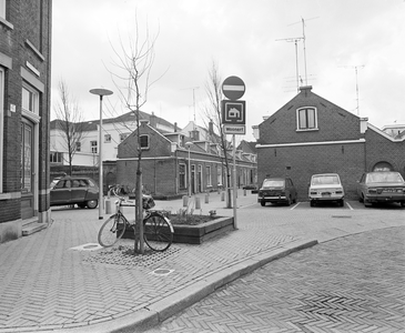 858971 Gezicht op het pleintje bij de Hovenstraat (midden) te Utrecht, vanaf de Sweelinckstraat.